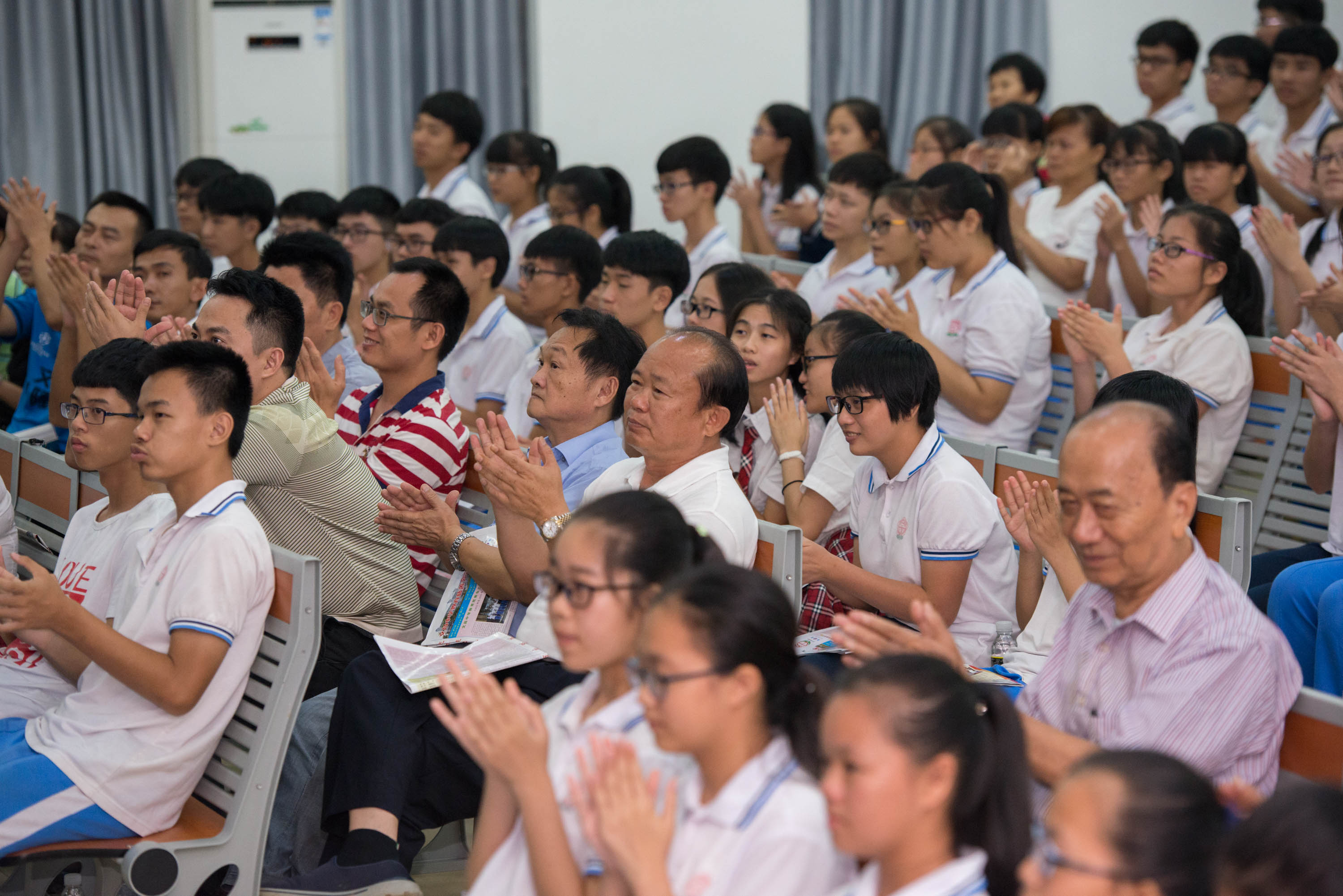 【受助学生代表初一(5)班林玉婵,高二(8)班何邦琦发表演讲;校艺术团